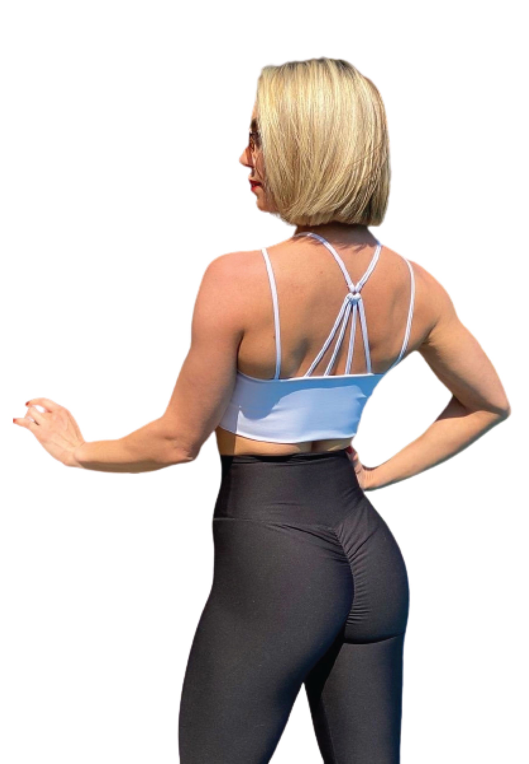 Eine Person mit kurzen Haaren posiert in Lisminas 737 Scrunch Butt Leggings in Schwarz und einem weißen Sport-BH auf weißem Hintergrund.